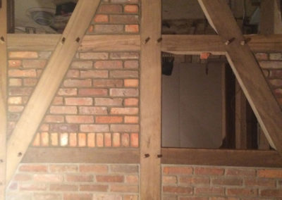 Fachwerkwand als Raumteiler zwischen Wohnzimmer und Küche